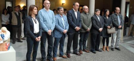 Imagen Un centenar de personas participa en el minuto de silencio en la Diputación